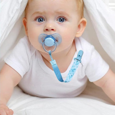 Bébé se couvre la tete accompagner d Attache tétine 