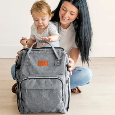 bebe tenant son sac a dos a langer