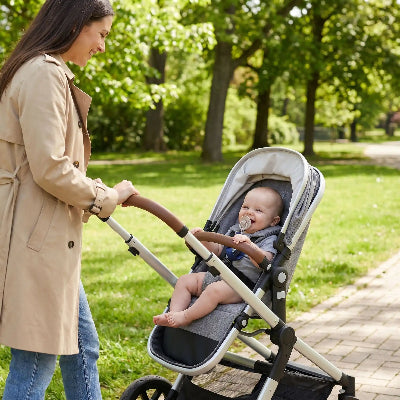 bebe utilise attache tetine dans la poussette