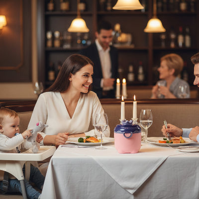 boites doseuses lait sur table au restaurant en famille