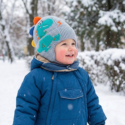 Bonnet bebe garçon bien protégé sous la neige