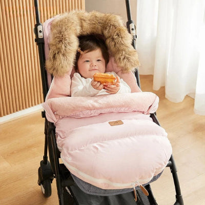 chanceliere pour poussette bebe fille heureuse