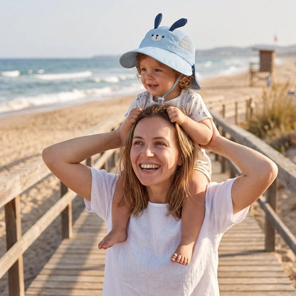 Chapeau bebe anti uv protège sur un pont
