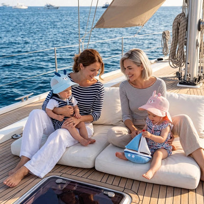 Chapeau bebe protège sur le bateau