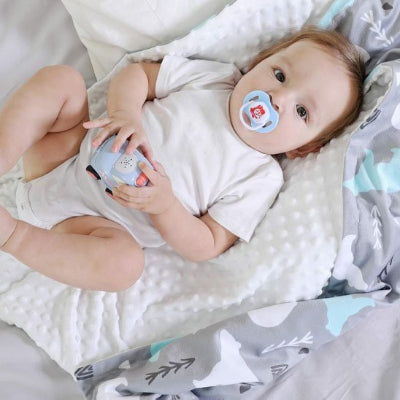 Couverture bebe jouant avec joie