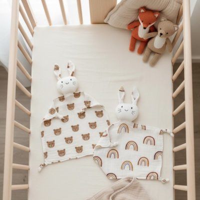 Doudou lapin dans le berceau