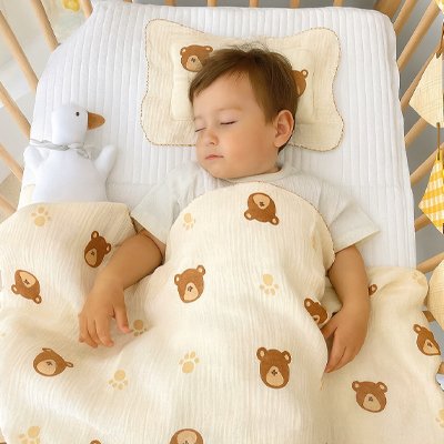 Enfant fait sa sieste avec Couverture bebe
