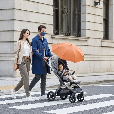 famille heureuse de proteger bebe avec ombrelle pour poussette