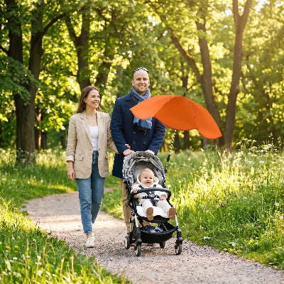 famille promene bebe proteger avec ombrelle pour poussette