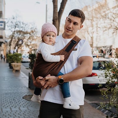 Fille dans Écharpe de portage bebe avec papa