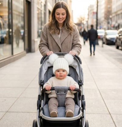 Maman accompagne son enfant portant Bonnet bebe 
