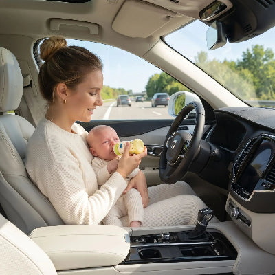 maman alimente bebe grace a chauffe biberon voiture