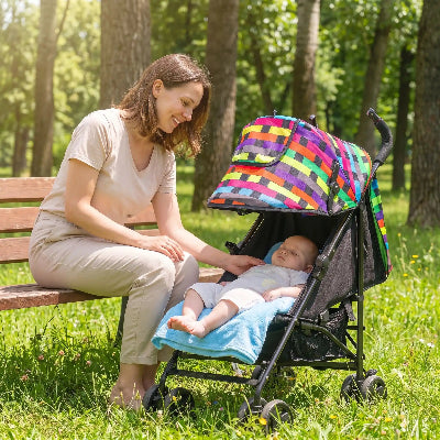 maman au parc bebe sous le par soleil poussette