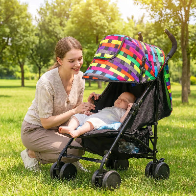 maman heureuse avec par soleil poussette
