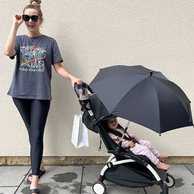 Maman heureuse voir bebe protege avec Ombrelles poussette​s 