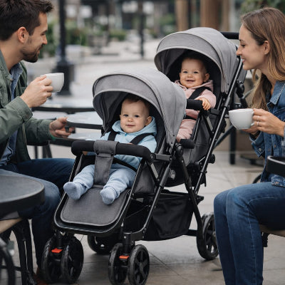 maman papa prend un cafe bebes dans poussette double