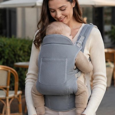 Maman Porte-bébé blotti contre sa poitrine