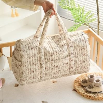 maman prepare son Sac a langer 