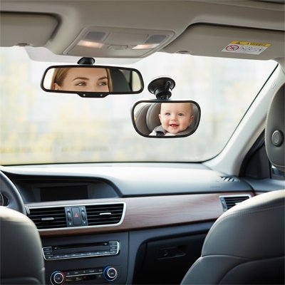 Maman regarde bebe dans Miroir voiture pour bebe 