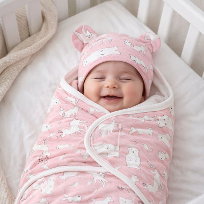 nid d ange bebe sourit dans son lit