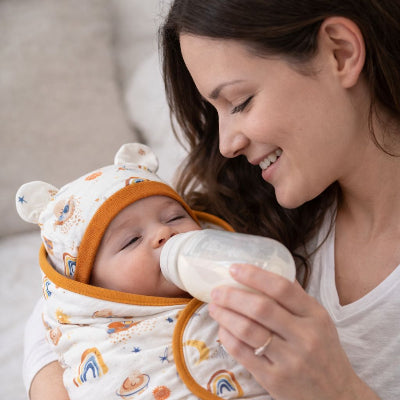 nid d ange maman donne le biberon a bebe