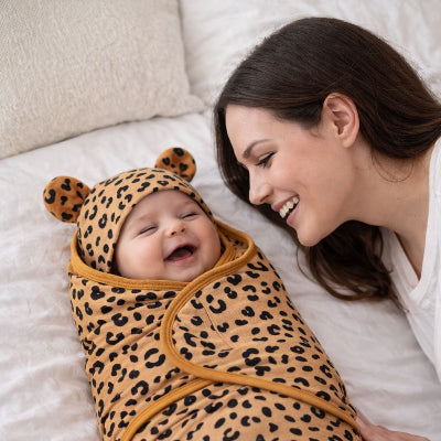 nid d ange maman sourit avec bebe