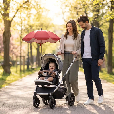 ombrelles poussettes famille heureuse pour son bebe