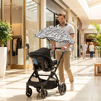 papa centre commercial utilisant ombrelle poussette pour bebe