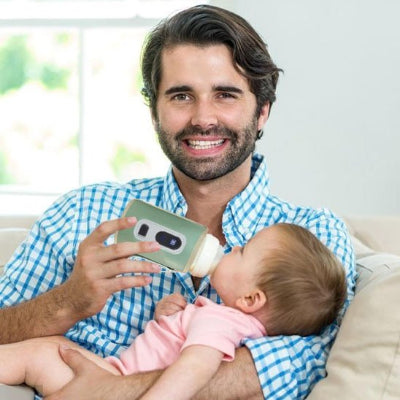 Papa heureux avec Chauffe biberon nomade 