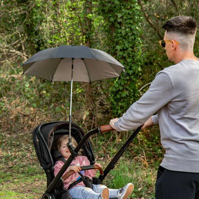 Papa promene bebe protege par Ombrelles poussette​s 
