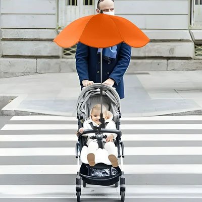 Papa utilise Ombrelle pour poussette​ pour protege son bebe