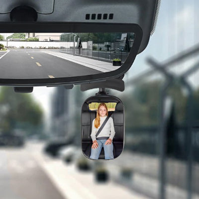 Petite fille heureuse avec Miroir bebe voiture