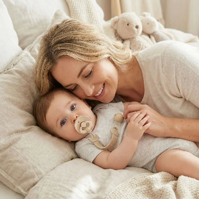 petite fille maman a ses cotes avec attache tetine