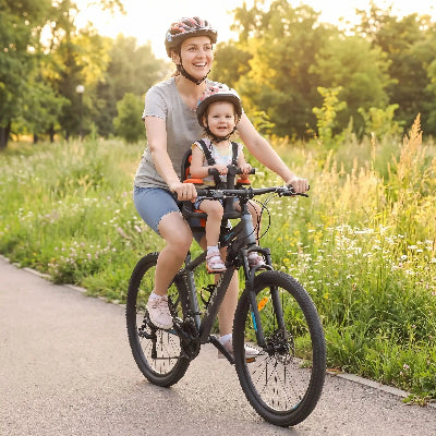 porte velo bebe avant maman sereine portant son petit