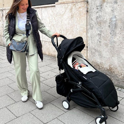 Pousette Chanceliere maman protège bébé contre le froid