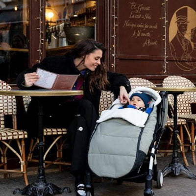 Poussette Chanceliere permet maman de lire un livre