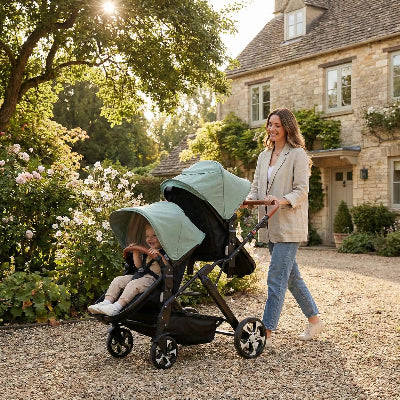 poussette jumeaux et maman en promenade