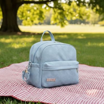 Sac a langer a dos bleu sur une couverture