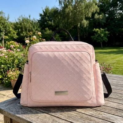 Sac a langer bebe rose placer sur un banc