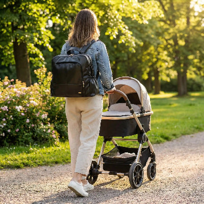 sac a langer noir maman pousse une poussette